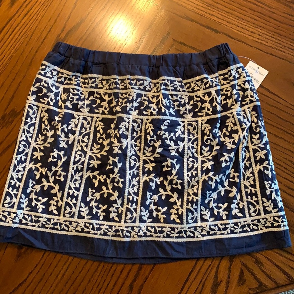Hinge embroidered skirt